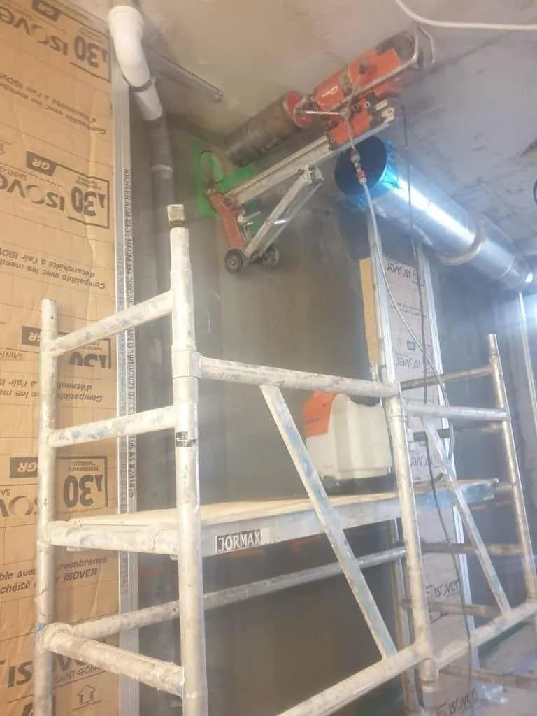 Carotteuse fixée au plafond sur échafaudage