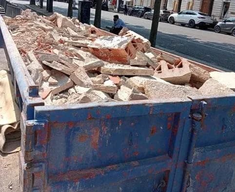 Benne a gravats sur chantier